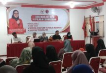 puluhan wali murid saat berada di kantor DPC PDIP Jombang./bongkah.id/Karimatul Maslahah/
