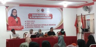 puluhan wali murid saat berada di kantor DPC PDIP Jombang./bongkah.id/Karimatul Maslahah/