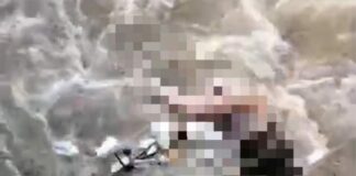 proses evakuasi jasad Romadhona di bawah jembatan keling Mojokerto./bongkah.id/Karimatul Maslahah/