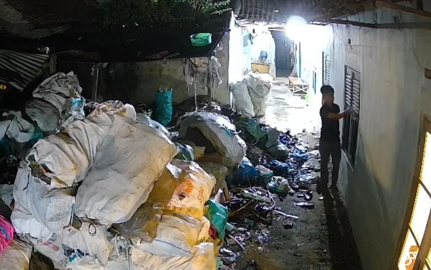 1000857717 Rekaman CCTV pelaku saat hendak membobol rumah juragan rongsokan di Jombang./bongkah.id/Karimatul Maslahah/