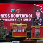Kapolres Jember AKBP Bobby Adimas Candra Putra (tengah) dan Kasatreskoba Iptu Naufal Muttaqin saat rilis di Polres Jember, Jumat (4/7/2025).