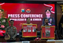 Kapolres Jember AKBP Bobby Adimas Candra Putra (tengah) dan Kasatreskoba Iptu Naufal Muttaqin saat rilis di Polres Jember, Jumat (4/7/2025).