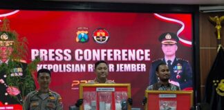 Kapolres Jember AKBP Bobby Adimas Candra Putra (tengah) dan Kasatreskoba Iptu Naufal Muttaqin saat rilis di Polres Jember, Jumat (4/7/2025).