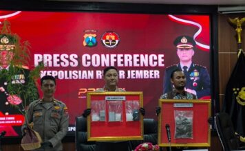 Kapolres Jember AKBP Bobby Adimas Candra Putra (tengah) dan Kasatreskoba Iptu Naufal Muttaqin saat rilis di Polres Jember, Jumat (4/7/2025).