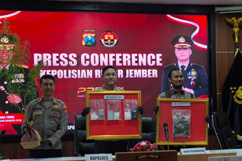 1000858820 Kapolres Jember AKBP Bobby Adimas Candra Putra (tengah) dan Kasatreskoba Iptu Naufal Muttaqin saat rilis di Polres Jember, Jumat (4/7/2025).