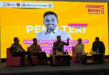 Menteri Koperasi dan UMKM Republik Indonesia, Maman Abdurrahman saat menjadi pemateri di Jember. Bongkah.id/Muhammad Hatta/