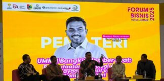 Menteri Koperasi dan UMKM Republik Indonesia, Maman Abdurrahman saat menjadi pemateri di Jember. Bongkah.id/Muhammad Hatta/