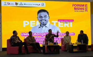 Menteri Koperasi dan UMKM Republik Indonesia, Maman Abdurrahman saat menjadi pemateri di Jember. Bongkah.id/Muhammad Hatta/