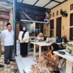 Wakil Bupati Jombang Salmanudin Yazid (kedua kiri) didampingi sekda sidak penjahit seragam sekolah gratis, Senin (7/7/2025). Bongkah.id/Karimatul Maslahah/