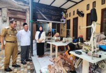Wakil Bupati Jombang Salmanudin Yazid (kedua kiri) didampingi sekda sidak penjahit seragam sekolah gratis, Senin (7/7/2025). Bongkah.id/Karimatul Maslahah/