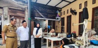 Wakil Bupati Jombang Salmanudin Yazid (kedua kiri) didampingi sekda sidak penjahit seragam sekolah gratis, Senin (7/7/2025). Bongkah.id/Karimatul Maslahah/
