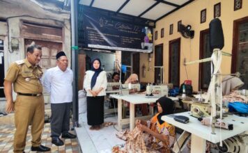 Wakil Bupati Jombang Salmanudin Yazid (kedua kiri) didampingi sekda sidak penjahit seragam sekolah gratis, Senin (7/7/2025). Bongkah.id/Karimatul Maslahah/