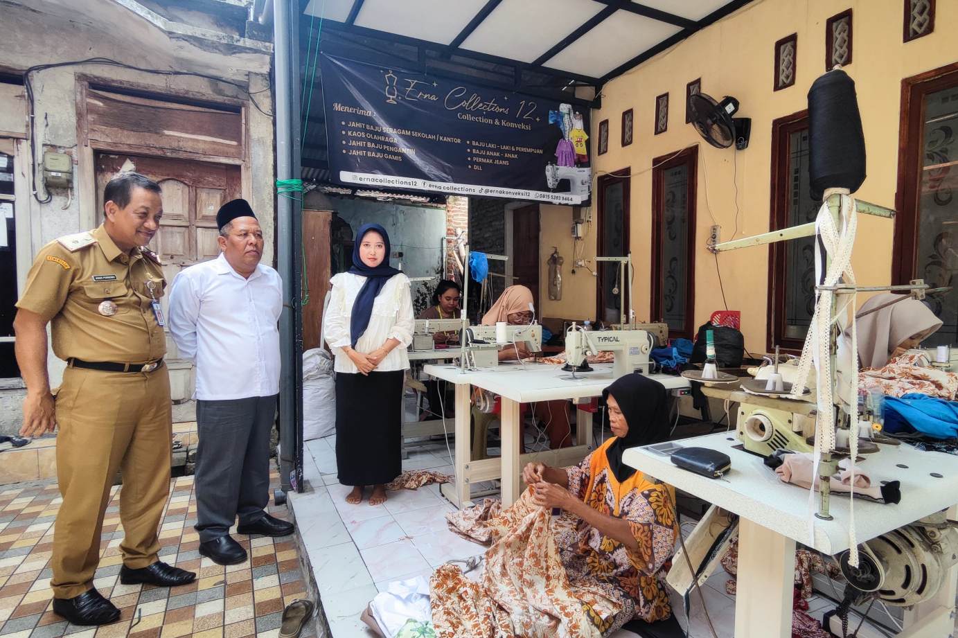 1000863866 Wakil Bupati Jombang Salmanudin Yazid (kedua kiri) didampingi sekda sidak penjahit seragam sekolah gratis, Senin (7/7/2025). Bongkah.id/Karimatul Maslahah/