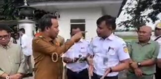 Bupati Jember Fawait Marah dan Menduding Petugas KAI.