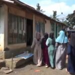 Para Korban saat disekitar rumahnya, dan Ibu salah satu korban saat ditemui wartawan.