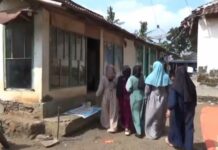 Para Korban saat disekitar rumahnya, dan Ibu salah satu korban saat ditemui wartawan.