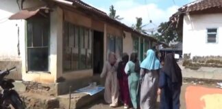 Para Korban saat disekitar rumahnya, dan Ibu salah satu korban saat ditemui wartawan.