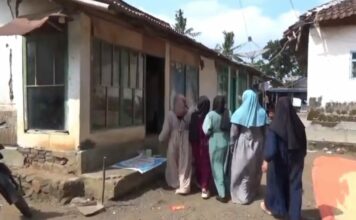 Para Korban saat disekitar rumahnya, dan Ibu salah satu korban saat ditemui wartawan.