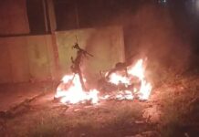 Motor terbakar di Ploso, Jombang./bongkah.id/Karimatul Maslahah/