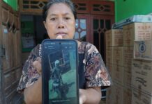 warga menunjukkan aksi pencuri tabung gas terekam kamera CCTV. Bongkah.id/Karimatul Maslahah/