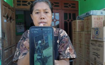 warga menunjukkan aksi pencuri tabung gas terekam kamera CCTV. Bongkah.id/Karimatul Maslahah/