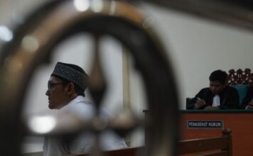 Eko Fitrianto saat duduk di kursi persidangan PN Jombang./bongkah.id/Karimatul Maslahah/