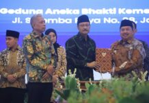 Bupati Jombang, Warsubi bersama Mensos RI Syaifullah Yusuf usai meneken MoU sekolah Rakyat./bongkah.id/Karimatul Maslahah/