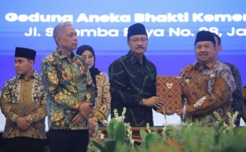 Bupati Jombang, Warsubi bersama Mensos RI Syaifullah Yusuf usai meneken MoU sekolah Rakyat./bongkah.id/Karimatul Maslahah/