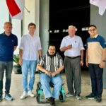 Agusta Jaka Purwana, Wakil Ketua KADIN Jember yang juga pengusaha cerutu nasional tengah saat berada di pabrik cerutu miliknya.
