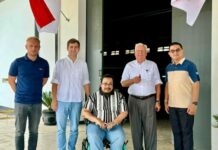 Agusta Jaka Purwana, Wakil Ketua KADIN Jember yang juga pengusaha cerutu nasional tengah saat berada di pabrik cerutu miliknya.