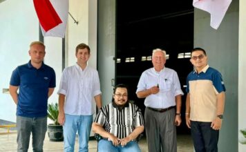 Agusta Jaka Purwana, Wakil Ketua KADIN Jember yang juga pengusaha cerutu nasional tengah saat berada di pabrik cerutu miliknya.