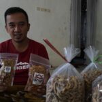 Muhammad Ismail Fauzi saat menunjukkan kripik usus omah kriuk hasil produksinya./bongkah.id/Karimatul Maslahah/