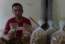 Muhammad Ismail Fauzi saat menunjukkan kripik usus omah kriuk hasil produksinya./bongkah.id/Karimatul Maslahah/