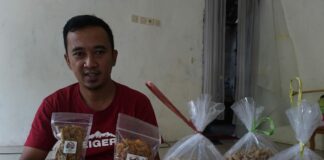 Muhammad Ismail Fauzi saat menunjukkan kripik usus omah kriuk hasil produksinya./bongkah.id/Karimatul Maslahah/