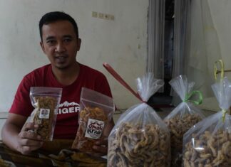 Muhammad Ismail Fauzi saat menunjukkan kripik usus omah kriuk hasil produksinya./bongkah.id/Karimatul Maslahah/