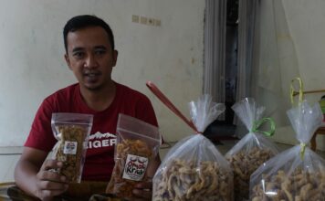 Muhammad Ismail Fauzi saat menunjukkan kripik usus omah kriuk hasil produksinya./bongkah.id/Karimatul Maslahah/