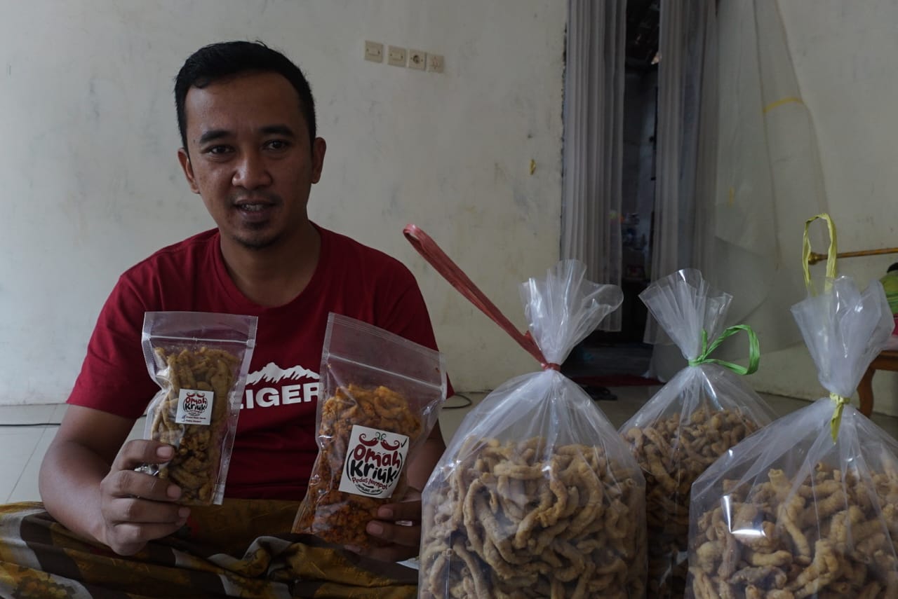 1000871617 Muhammad Ismail Fauzi saat menunjukkan kripik usus omah kriuk hasil produksinya./bongkah.id/Karimatul Maslahah/