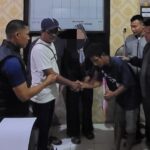 Pelaku dan korban didampingi petugas Polsek Mojoagung Jombang beserta perangkat desa./bongkah.id/Karimatul Maslahah/