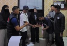 Pelaku dan korban didampingi petugas Polsek Mojoagung Jombang beserta perangkat desa./bongkah.id/Karimatul Maslahah/