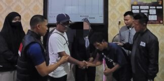 Pelaku dan korban didampingi petugas Polsek Mojoagung Jombang beserta perangkat desa./bongkah.id/Karimatul Maslahah/