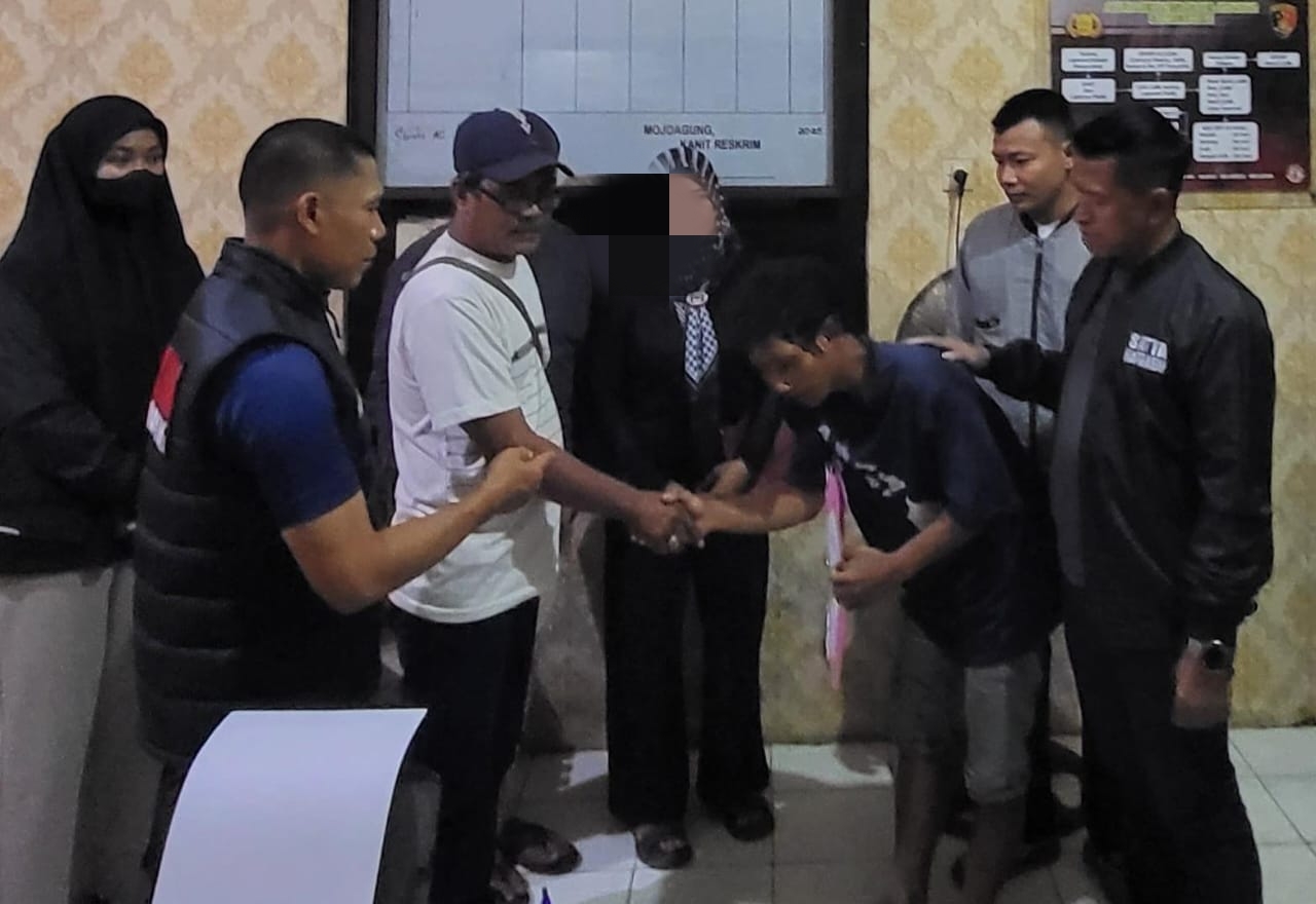 1000878049 Pelaku dan korban didampingi petugas Polsek Mojoagung Jombang beserta perangkat desa./bongkah.id/Karimatul Maslahah/