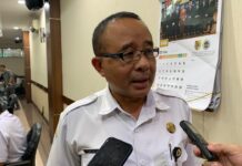 Kepala BKPSDM Jember Sukowinarno saat dikonfirmasi sejumlah wartawan. Bongkah.id/Muhammad Hatta/