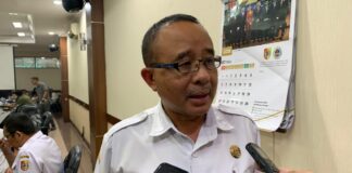 Kepala BKPSDM Jember Sukowinarno saat dikonfirmasi sejumlah wartawan. Bongkah.id/Muhammad Hatta/