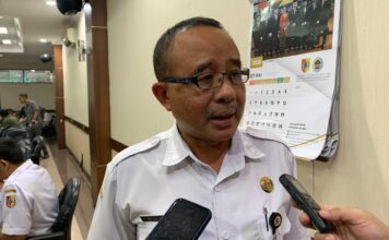 Kepala BKPSDM Jember Sukowinarno saat dikonfirmasi sejumlah wartawan. Bongkah.id/Muhammad Hatta/