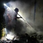 Upaya Petugas Damkar Padamkan Api Kebakaran Rumah Pengrajin Kayu.
