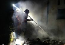 Upaya Petugas Damkar Padamkan Api Kebakaran Rumah Pengrajin Kayu.