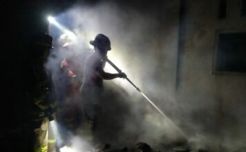 Upaya Petugas Damkar Padamkan Api Kebakaran Rumah Pengrajin Kayu.