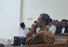 Misman ayah Putri Regita Amanda saat menjadi saksi persidangan di PN Jombang./bongkah.id/Karimatul Maslahah/