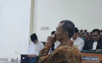 Misman ayah Putri Regita Amanda saat menjadi saksi persidangan di PN Jombang./bongkah.id/Karimatul Maslahah/