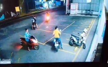 Rekaman CCTV detik-detik pencurian motor milik karyawan Indomaret di Jombang./bongkah.id/Karimatul Maslahah/